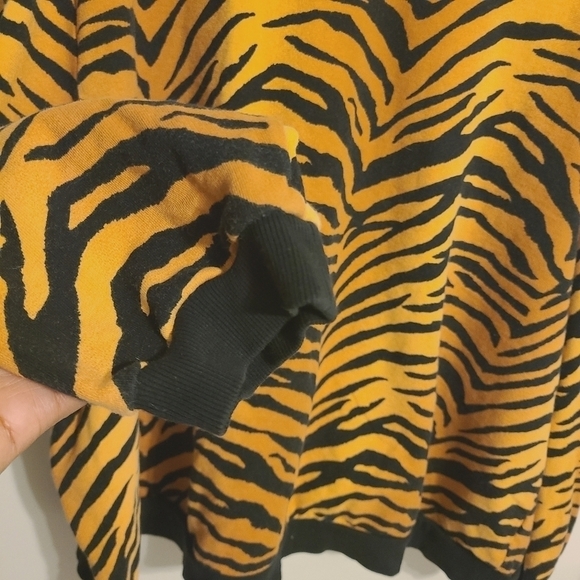 ASOS Design | Women's All Over Animal Zebra Printed Sweatshirt (US Size 24) - Picture 8 of 13